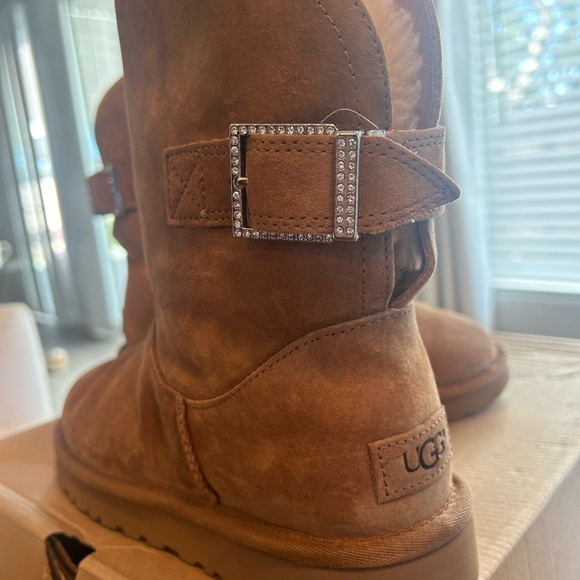 FLASH SALE🔥Ugg Remora*Nearly New** Buckle rhinestone sheepskin boots - Picture 4 of 13